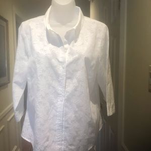 Christopher & Banks Lady white leaf imprint top PL